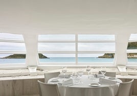 El comedor del restaurante La Perla mira al mar Cantábrico y a la Isla Santa Clara.