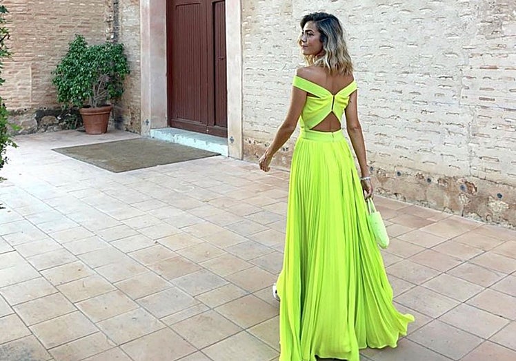 Ana Fernández Padilla con vestido en color verde lima