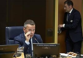 El consejero de Educación, Jokin Bildarratz, explica en comisión parlamentaria los resultados del informe 'Diagnóstico del Sistema Educativo Vasco 2023'