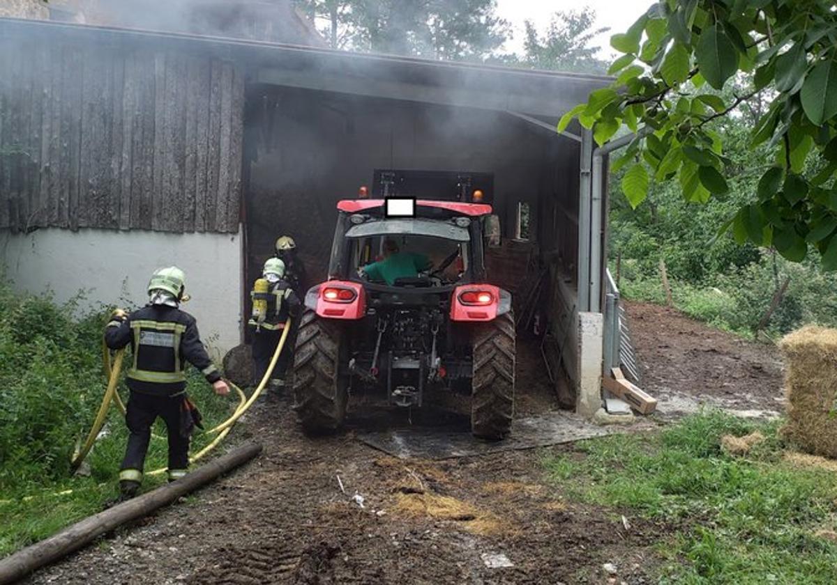 Susto en un caserío de Idiazabal al arder unos fardos de paja