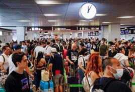 Cientos de turistas en un aeropuerto, una imagen que se repetirá este verano.