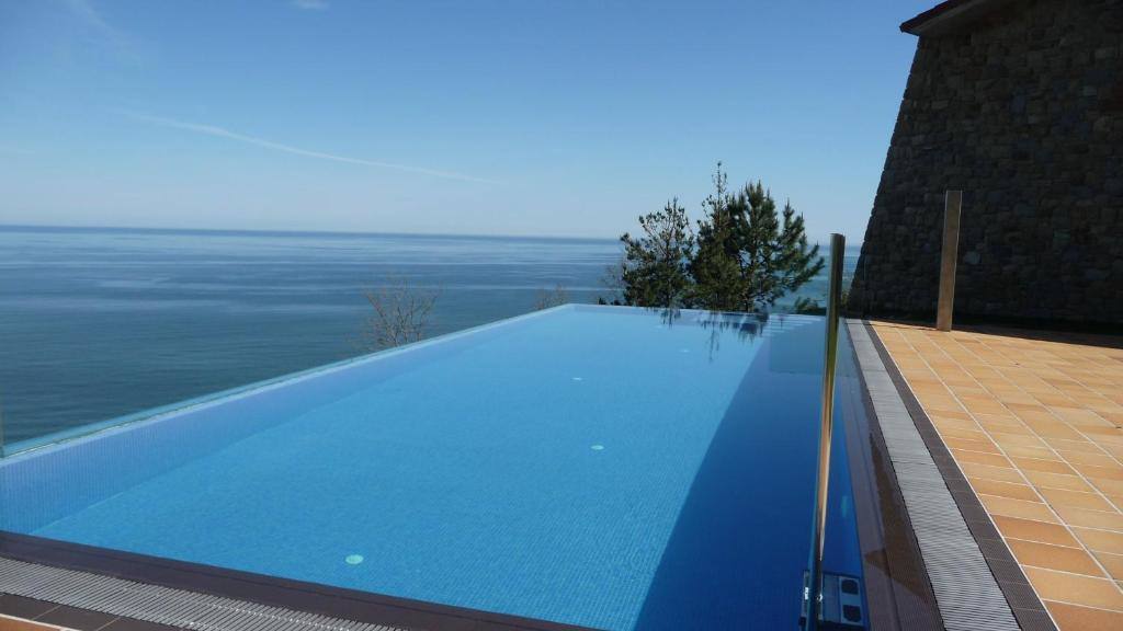 La piscina es de estilo 'infinity pool' 