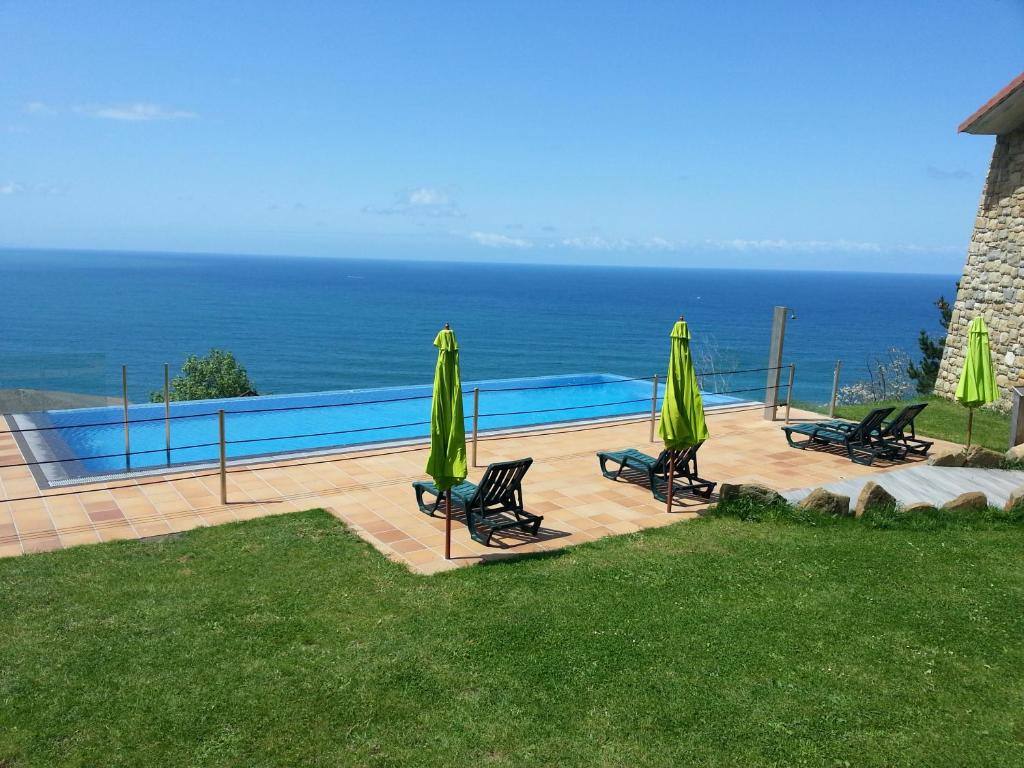 Los clientes pueden tomar el sol en el solarium que está junto a la piscina 