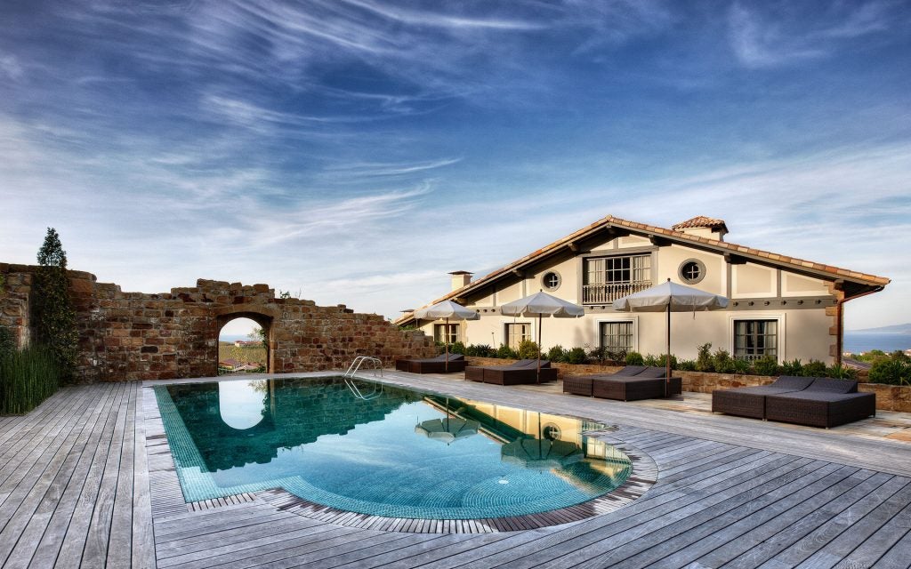 La piscina del hotel Iturregi de Getaria se encuentra ubicada entre viñedos y con vistas al mar Cantábrico 