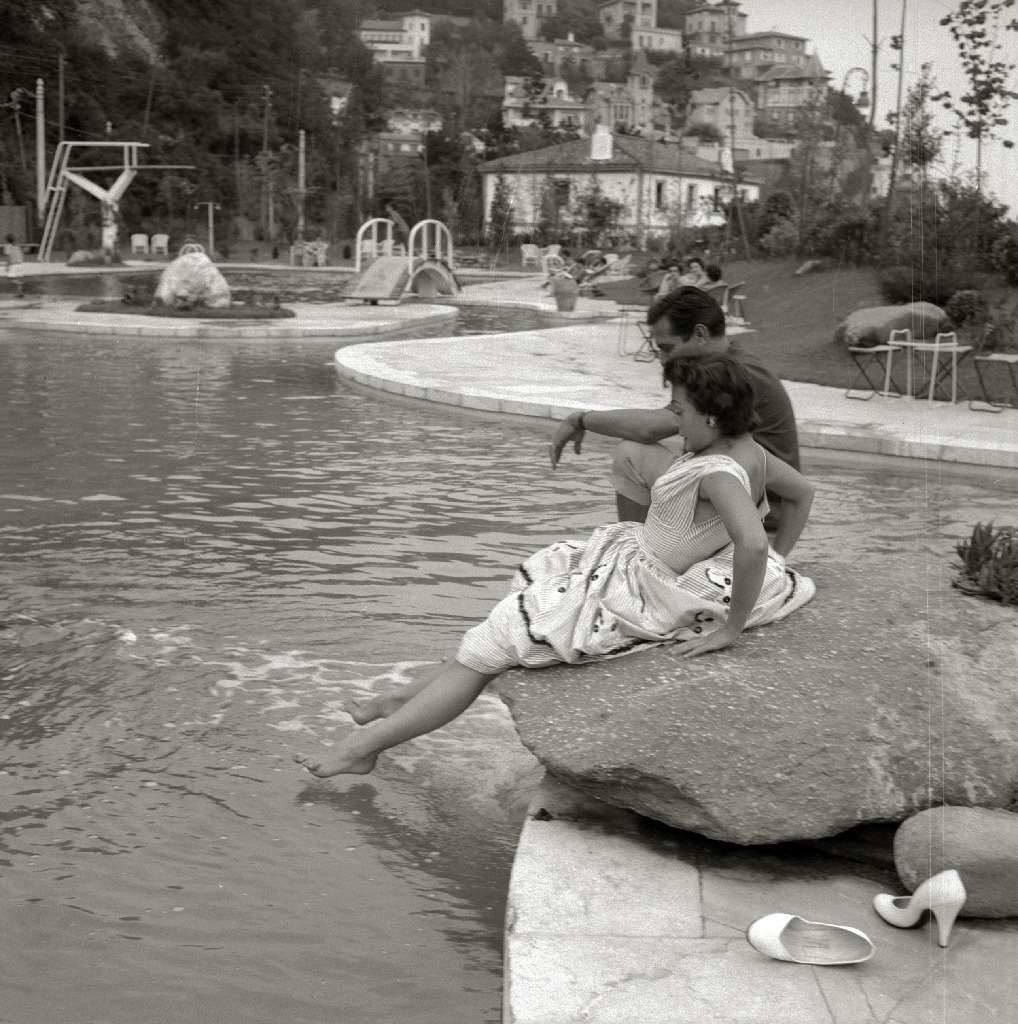 Carmen Sevilla y Alberto Closas, usuarios ocasionales de las piscinas del Tenis.