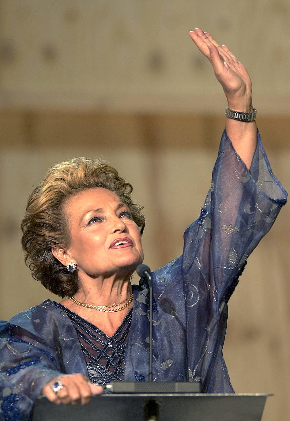 Carmen Sevilla saluda al cielo en el homenaje que se le realizó a Paco Rabal en el Festival de Cine.