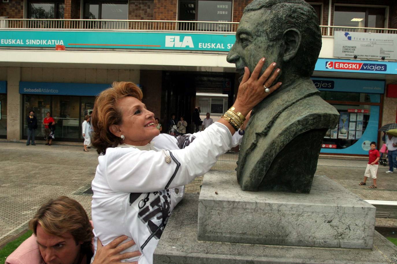 Carmen Sevilla visitó Irun para homenajear a Luis Mariano. En la imagen, acaricia el busto del artista irunés.