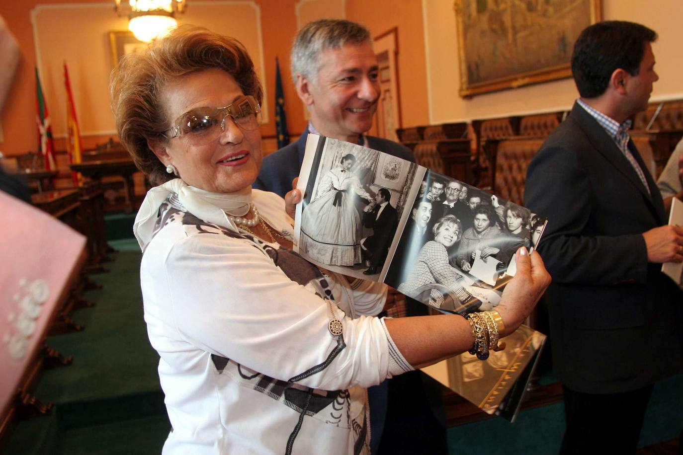 Carmen Sevilla visitó Irun para homenajear a Luis Mariano. En la imagen, en el Ayuntamiento.