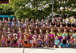 Toda la familia de gimnastas del Club Ipurua que tomaron parte en la exhibición celebrada recientemente en la plaza de Unzaga.