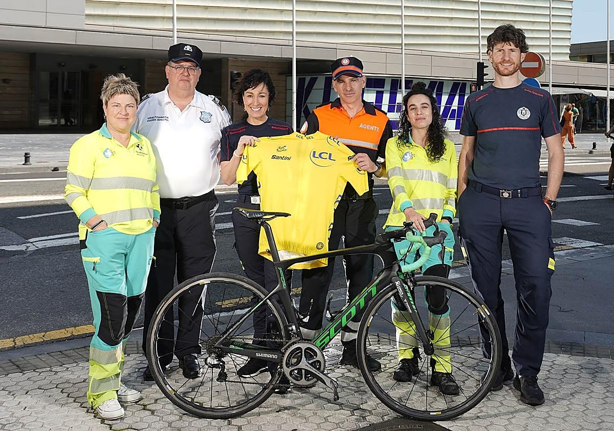 Mertxe Zubeldia, Patxi Anguera, Ainhoa Arana,Arkaitz Olaciregi, Joana Alonso y Aitor Unanue posan para DV en la zona del Kursaal donde estará la meta con un maillot amarillo de líderdel Tour de Francia y una bicicleta.