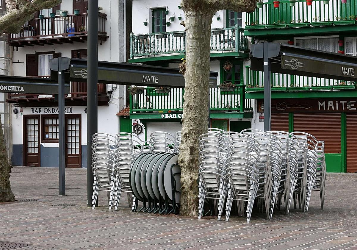 Zona de terrazas cerrada durante la pandemia en Hondarribia.