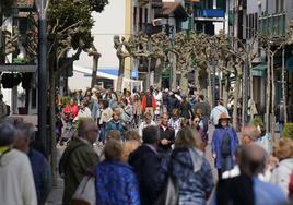 Decenas de personas pasean por la Marina de Hondarribia.