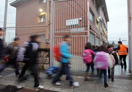 Escolares entran en un colegio.