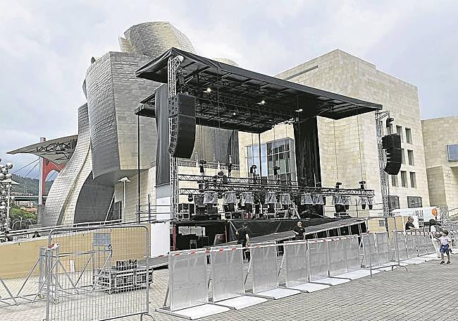 El podio donde este jueves se presentarán los 22 equipos en liza se levanta junto al museo Guggenheim.