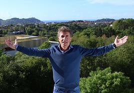 Perico Delgado posa en las instalaciones de El Diario Vasco, con Donostia a su espalda.