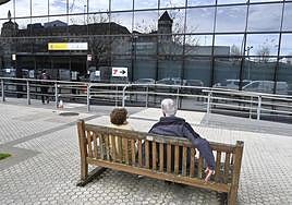 Dos jubilados, ante la sede de la Seguridad Social de Donostia.