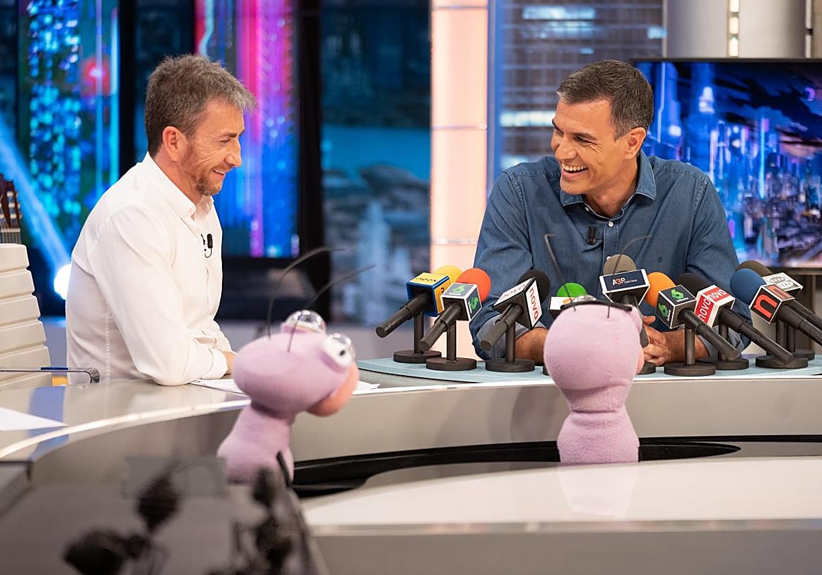 Pablo Motos y Pedro Sánchez ríen durante la entrevista al presidente en 'El Hormiguero'.