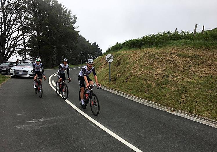 Imagen principal - Tadej Pogacar y el UAE reconocen la segunda etapa y la subida de Jaizkibel