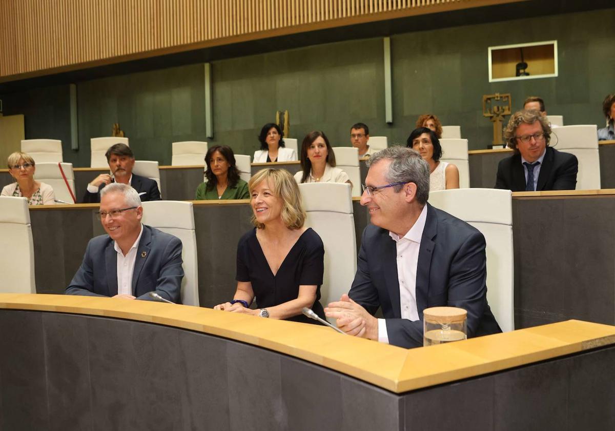 El socialista Asensio y los jeltzales Mendoza y Olano en el pleno del pasado viernes.