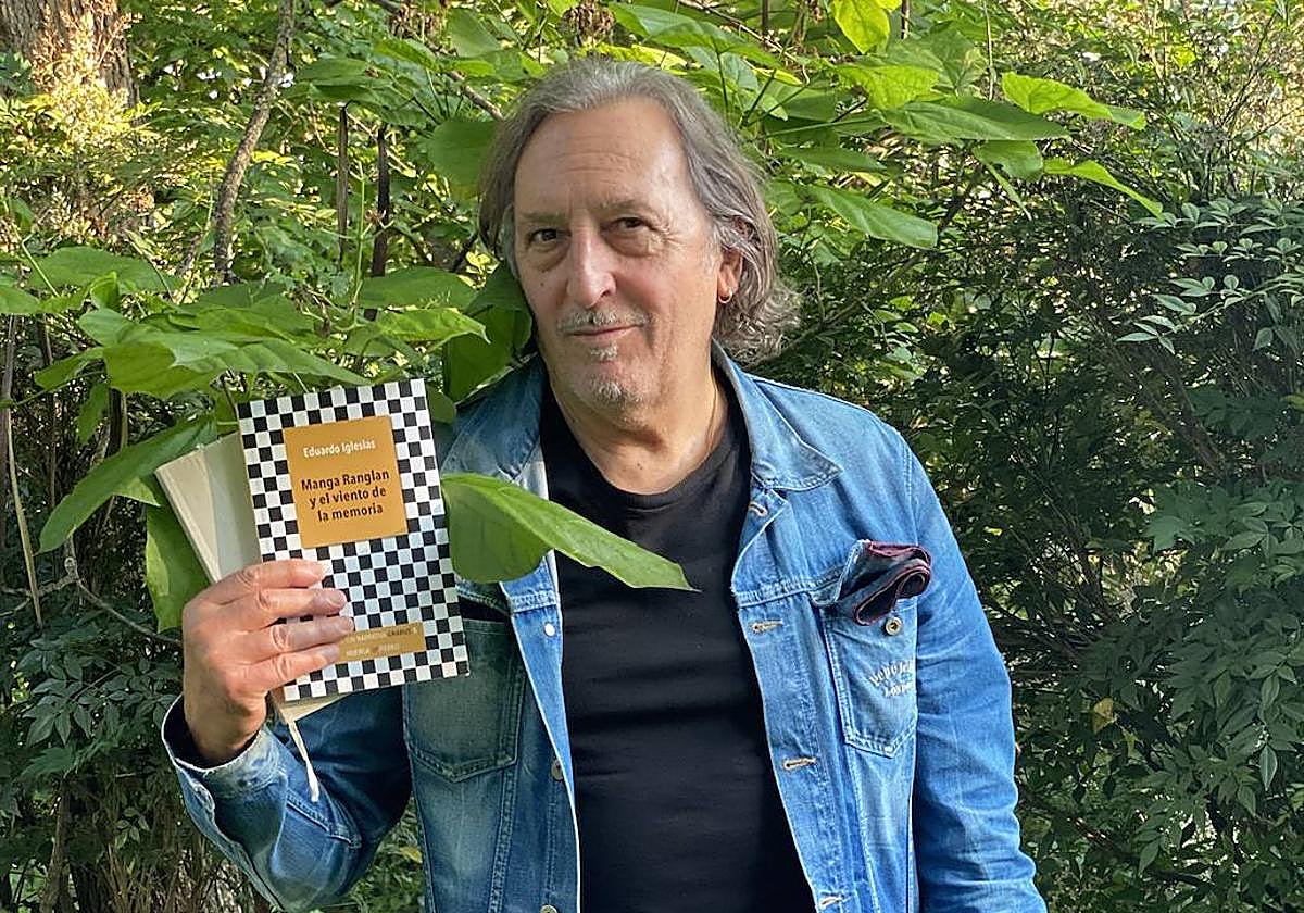 El escritor donostiarra Eduardo Iglesias posa con su nueva novela.