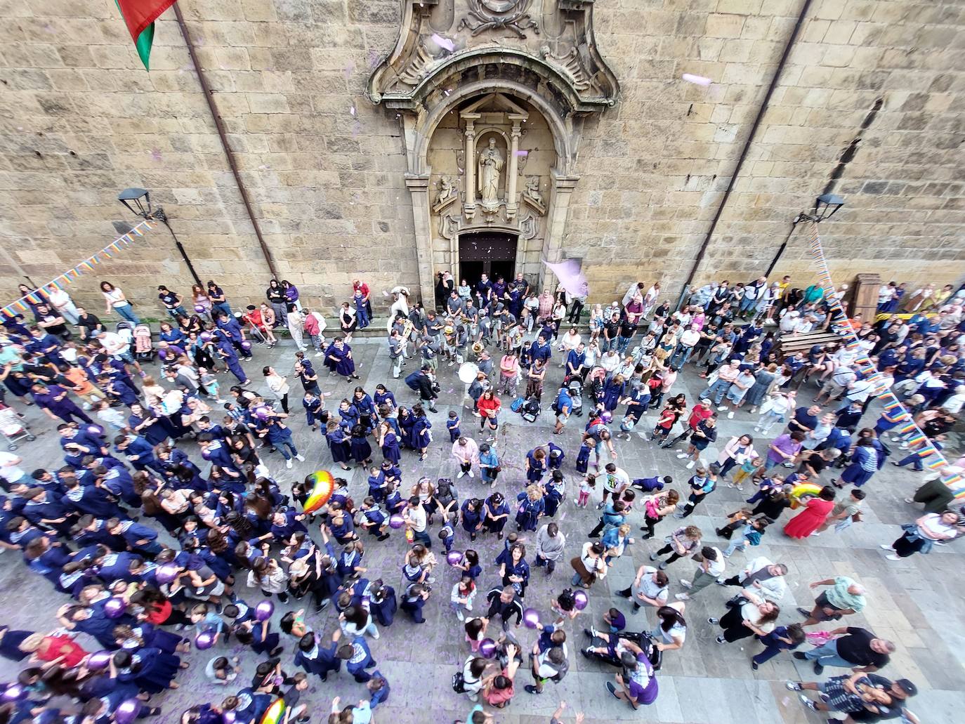 Tamborrada infantil de morado y calles multicolor