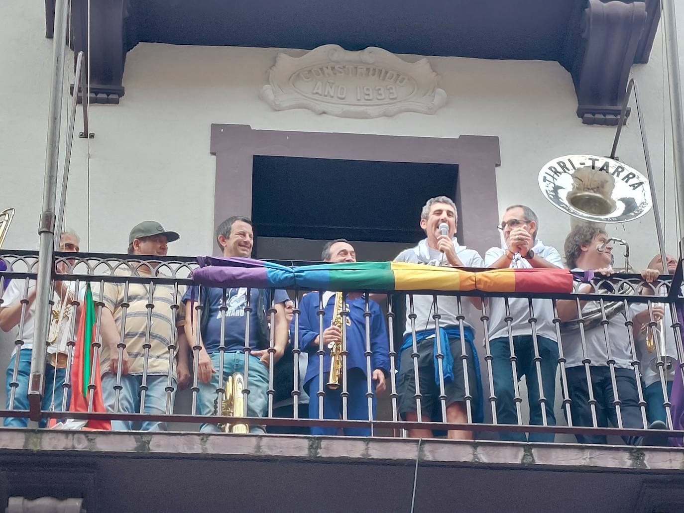 Tamborrada infantil de morado y calles multicolor