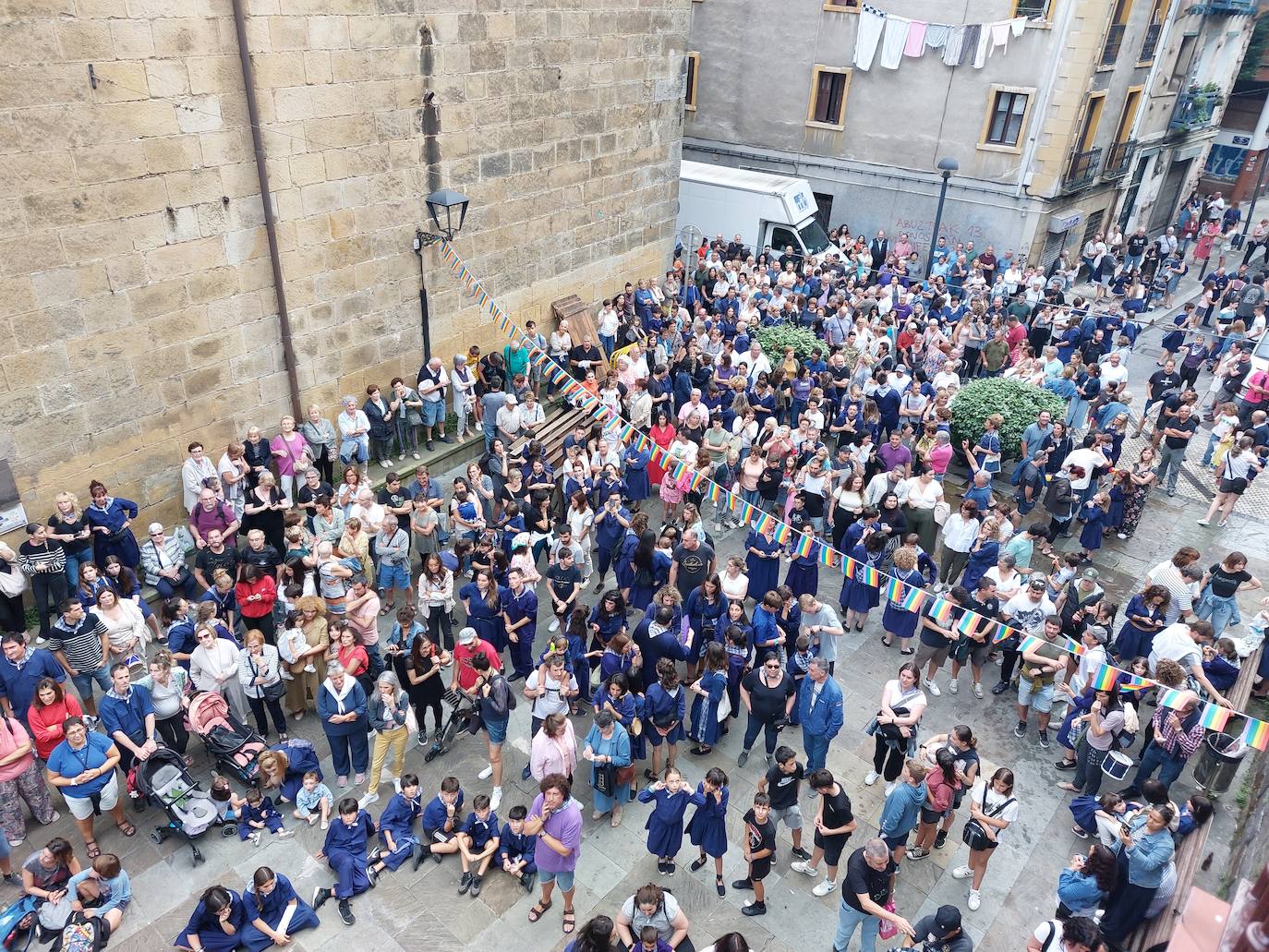 Tamborrada infantil de morado y calles multicolor