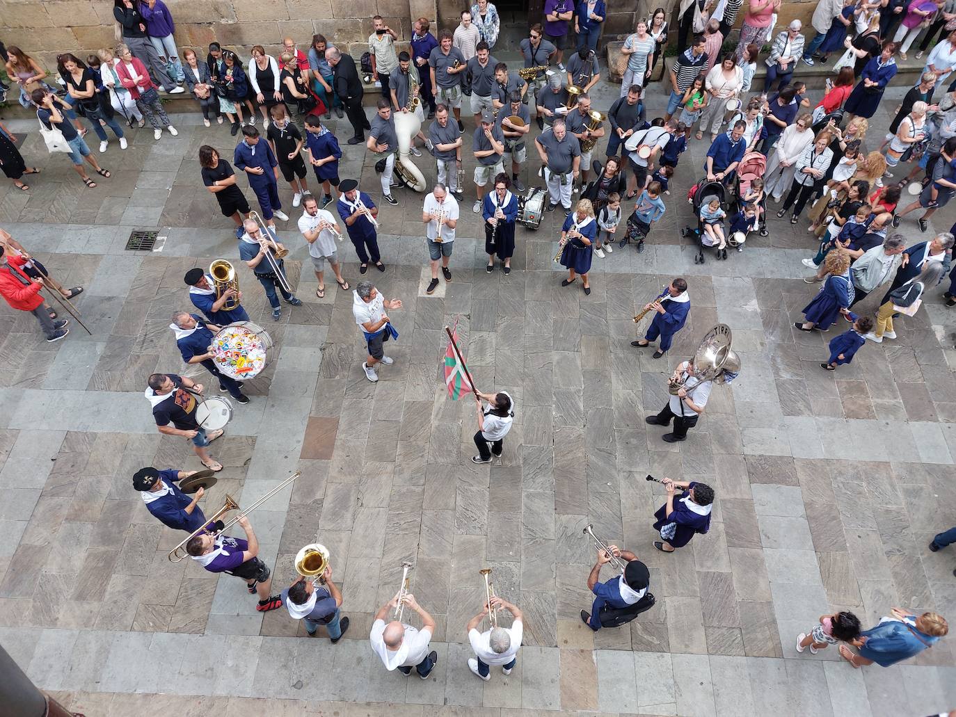Tamborrada infantil de morado y calles multicolor