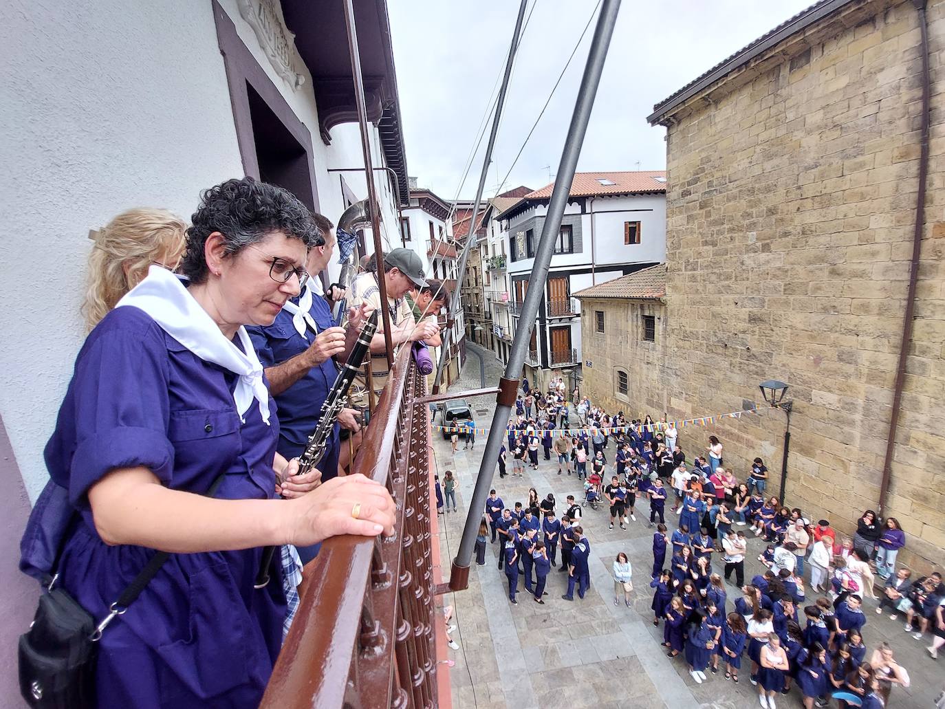 Tamborrada infantil de morado y calles multicolor