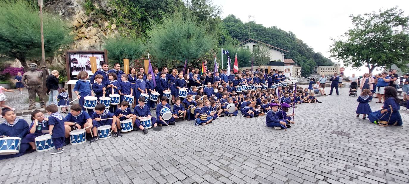 Tamborrada infantil de morado y calles multicolor