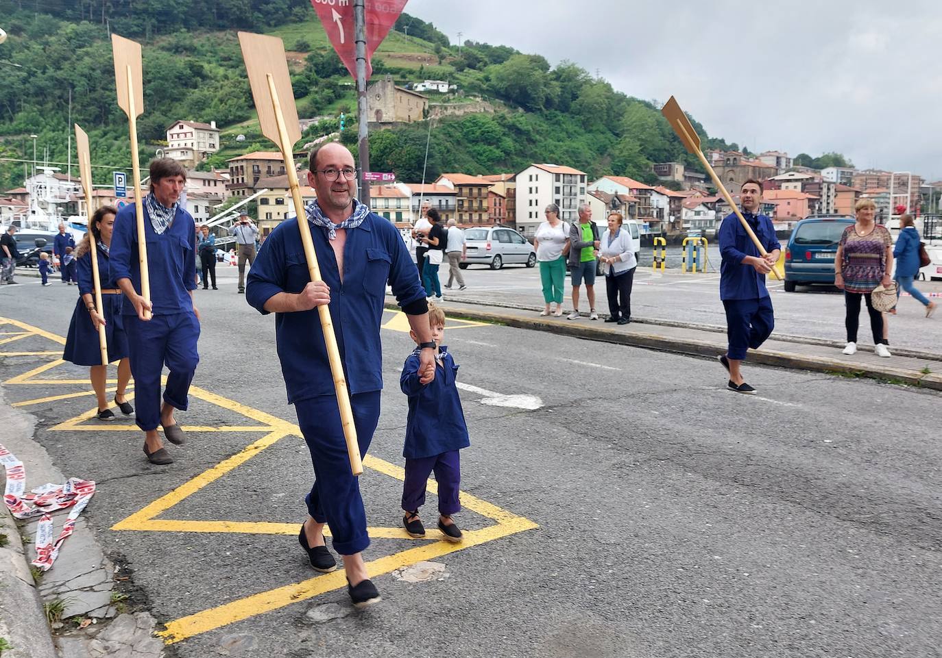 Tamborrada infantil de morado y calles multicolor