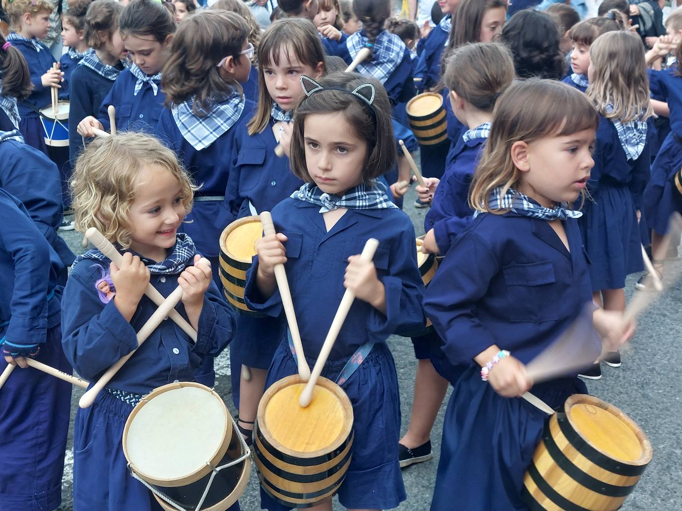 Tamborrada infantil de morado y calles multicolor