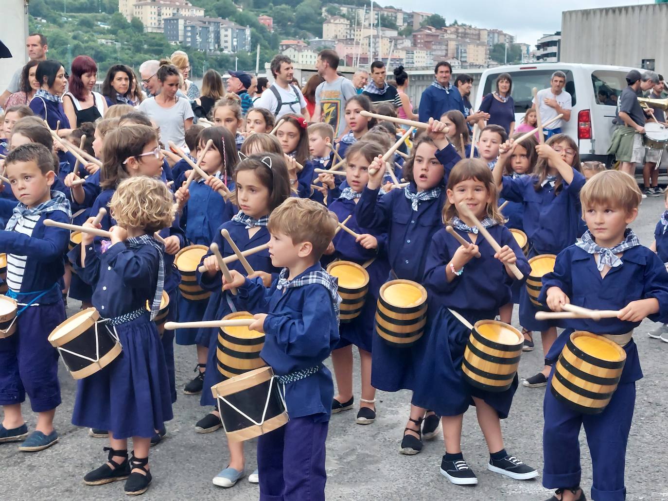 Tamborrada infantil de morado y calles multicolor