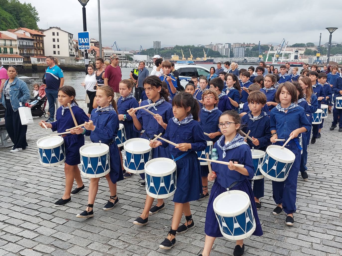 Tamborrada infantil de morado y calles multicolor