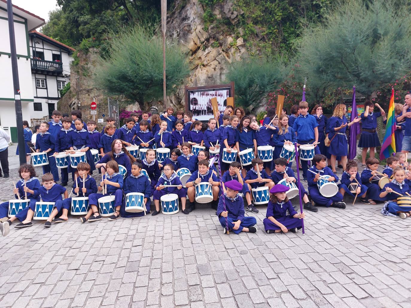 Tamborrada infantil de morado y calles multicolor