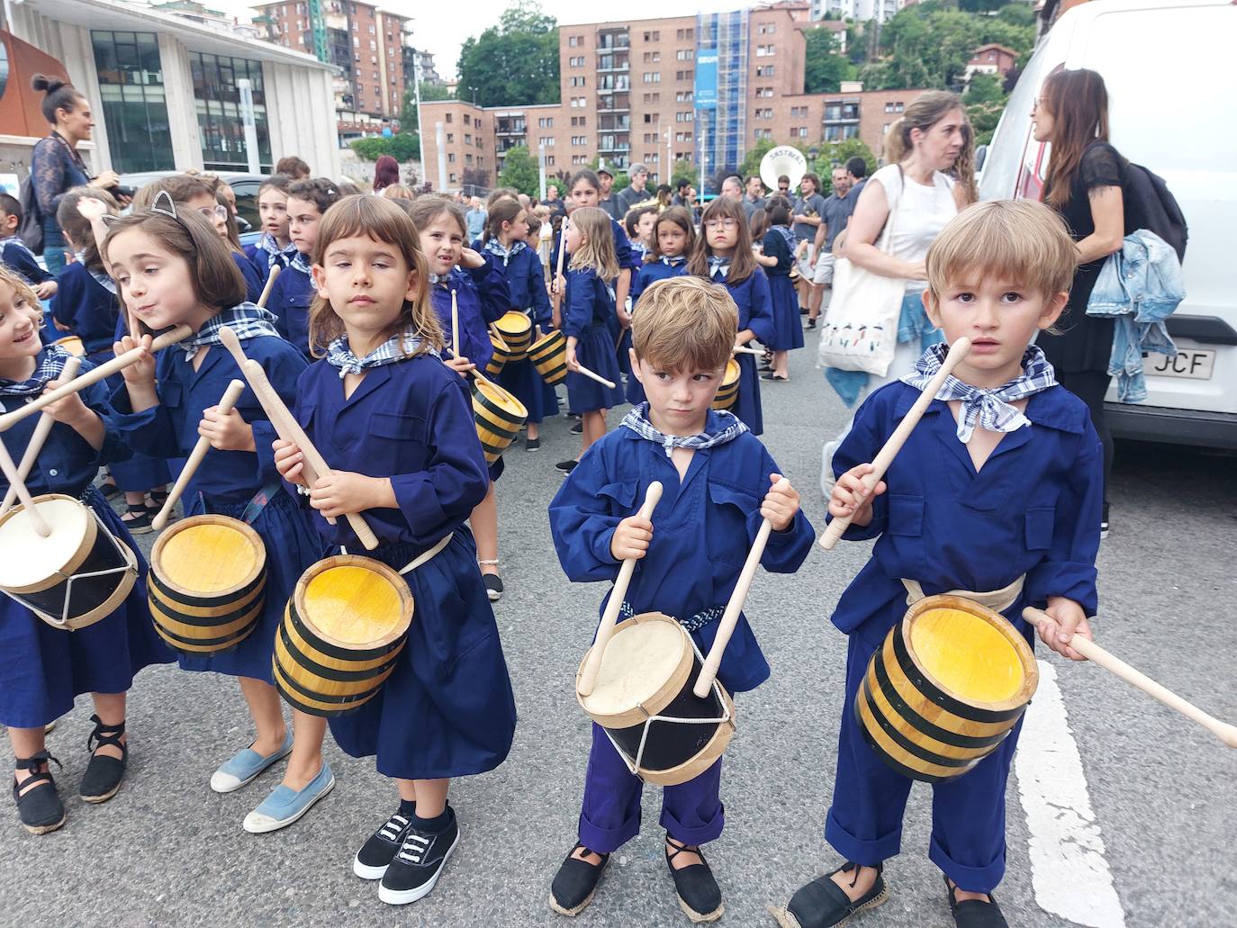 Tamborrada infantil de morado y calles multicolor