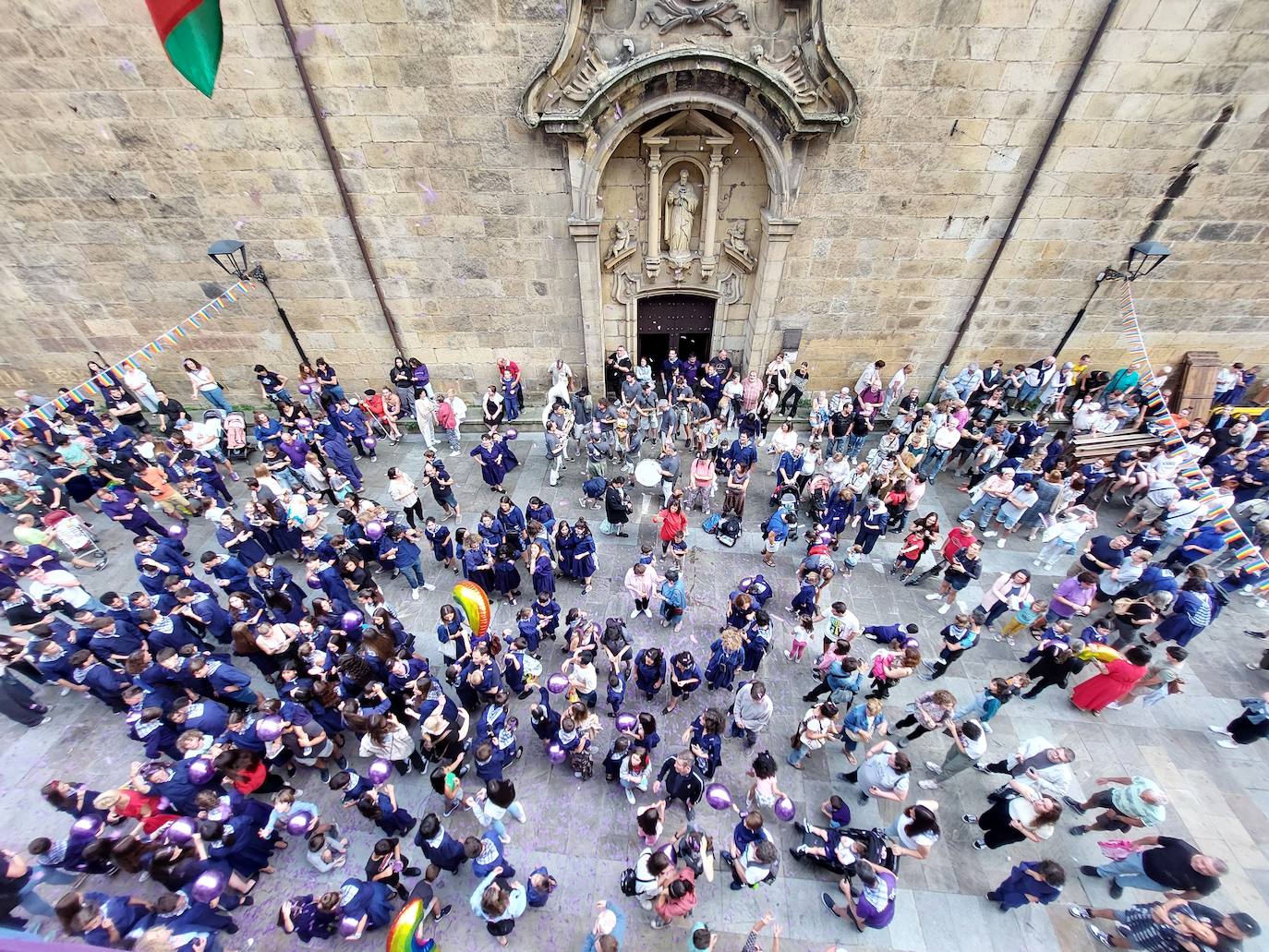 Tamborrada infantil de morado y calles multicolor
