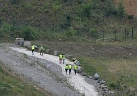 Técnicos de Medio Ambiente inspeccionan el vertedero de Zaldibar.