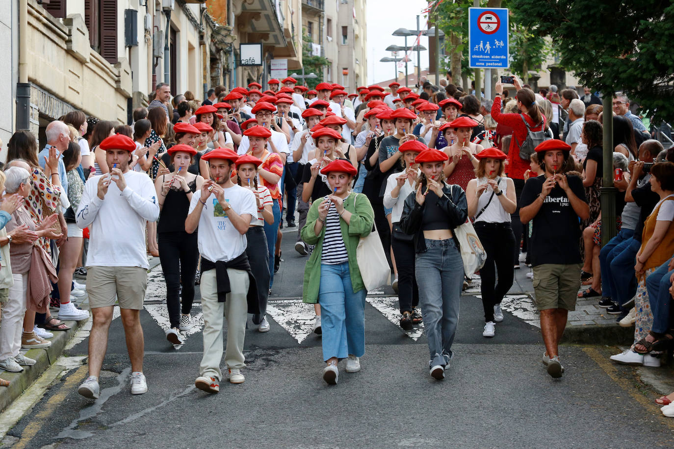 Presentación de cantineras del Alarde público