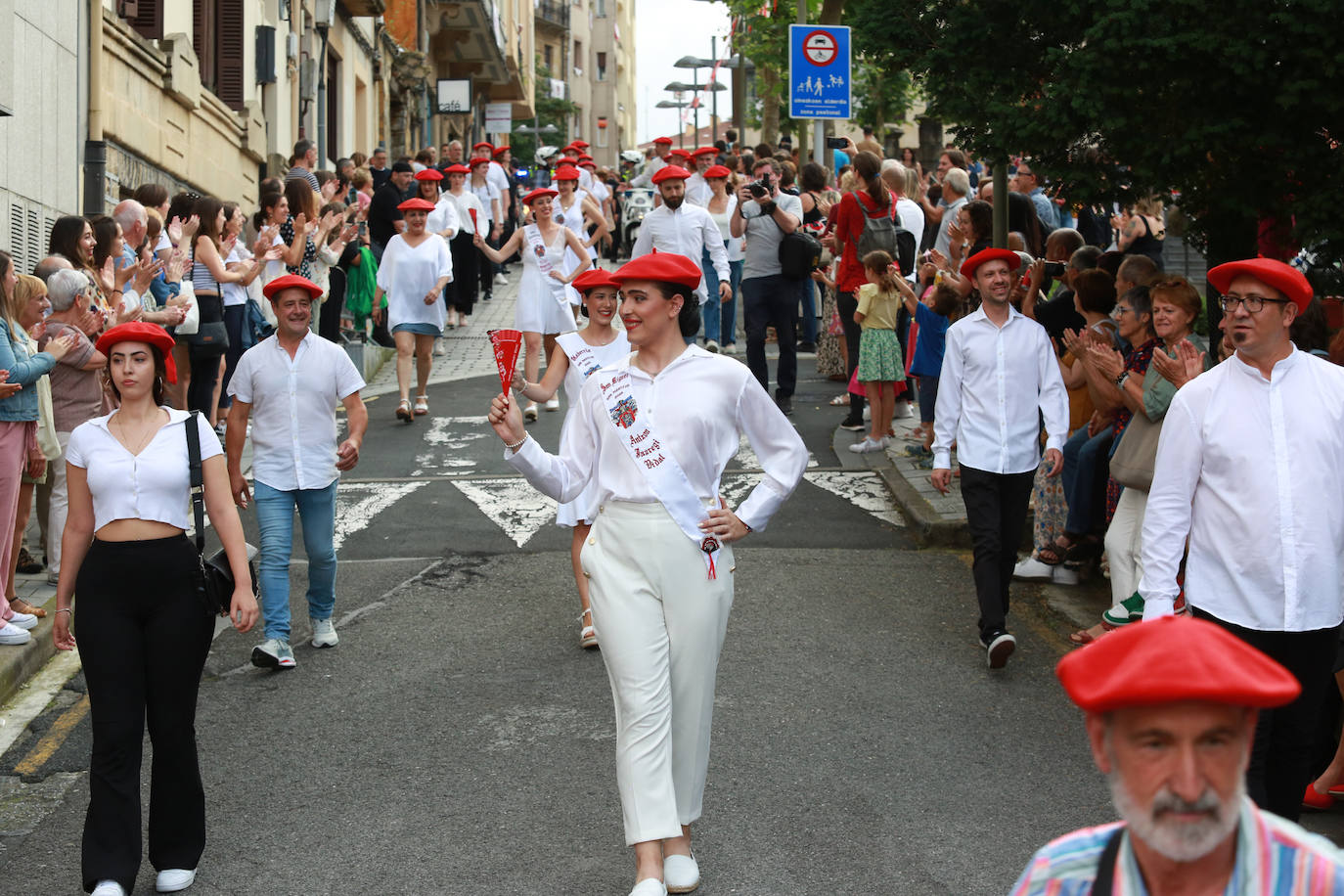 Presentación de cantineras del Alarde público