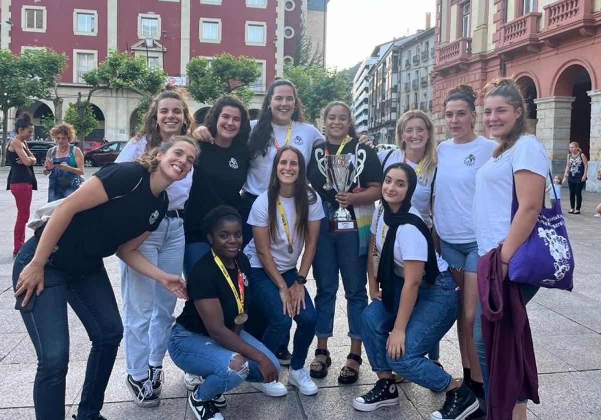 Las jugadoras del Eibar Rugby tienen motivos para sonreír con la Copa de la Reina Seven en su propiedad.