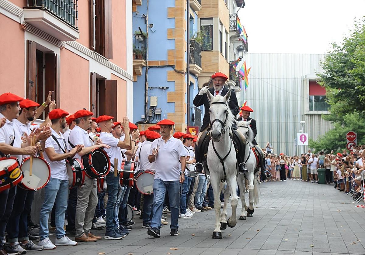 El general Paco Carrillo, secundado por el comandante Rubén Fraile, pasando revista en la plaza Urdanibia.