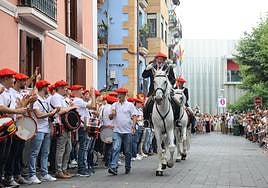 El general Paco Carrillo, secundado por el comandante Rubén Fraile, pasando revista en la plaza Urdanibia.