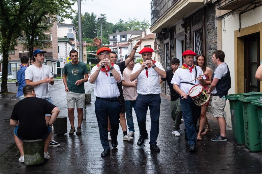 Dulzaineros acompañados en Irun