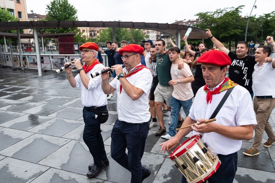 Dulzaineros acompañados en Irun