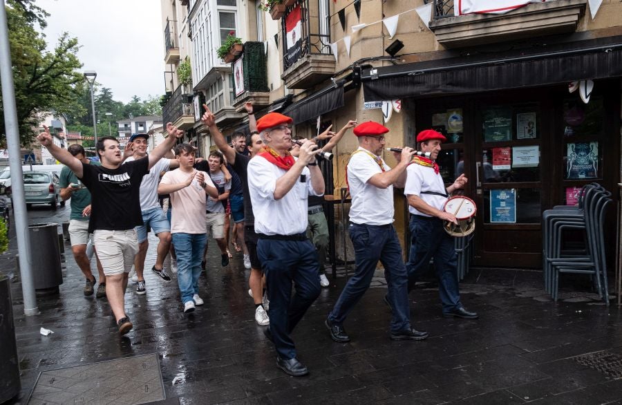 Dulzaineros acompañados en Irun