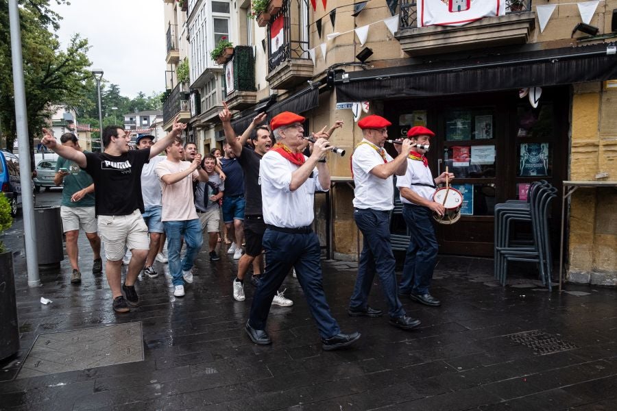 Dulzaineros acompañados en Irun
