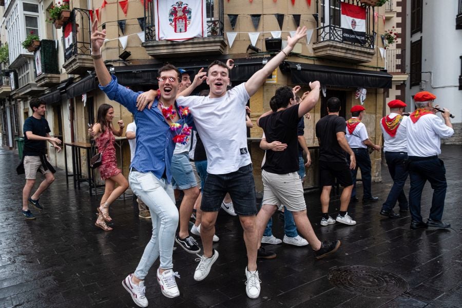 Dulzaineros acompañados en Irun