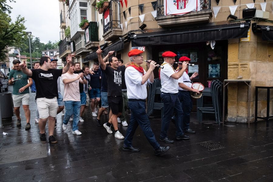 Dulzaineros acompañados en Irun