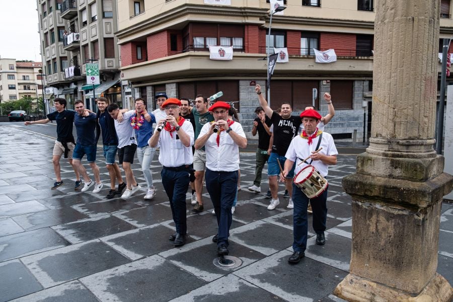 Dulzaineros acompañados en Irun